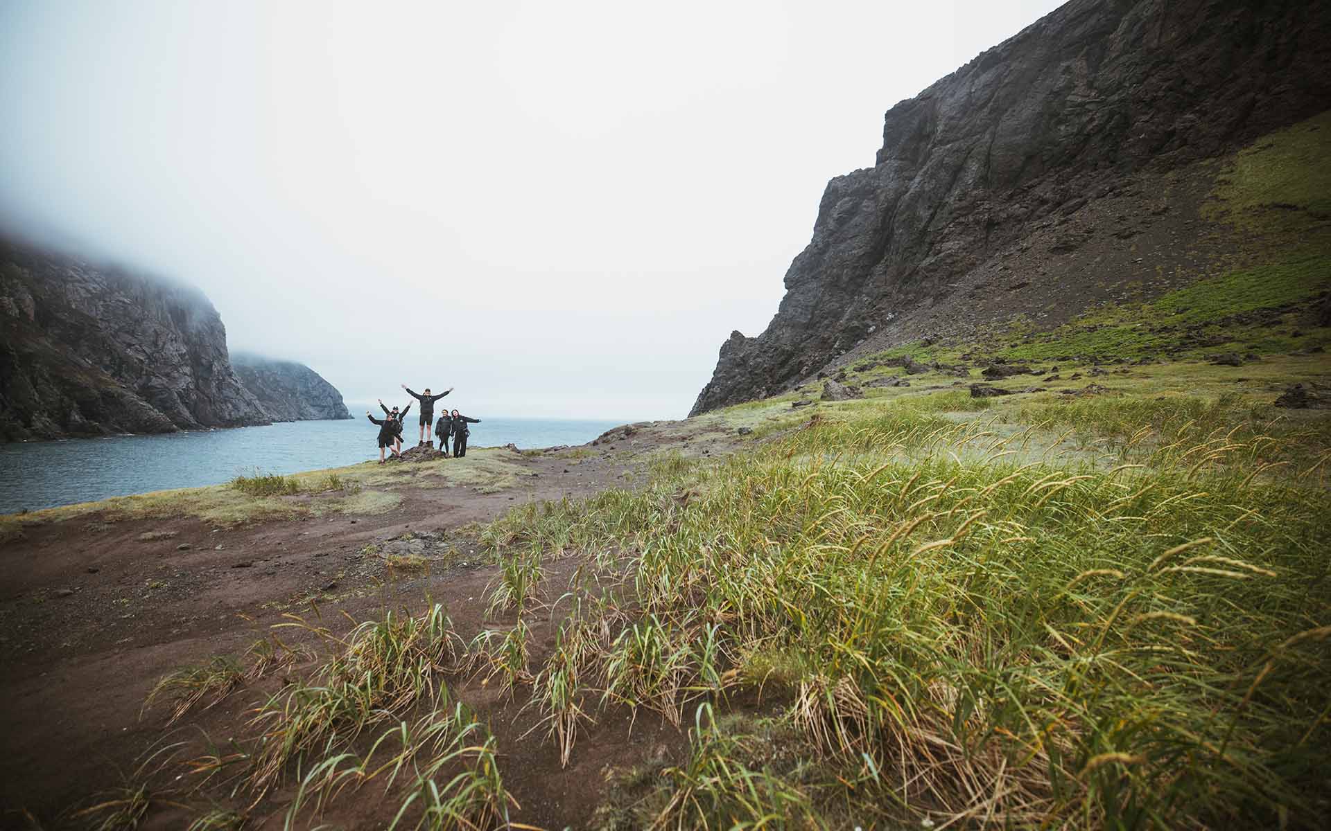 OLP-PLO-Website-Main-Page-image-min-1-2048×1367 Sept étudiants sautent joyeusement sur le terrain d’un établissement scolaire par une journée ensoleillée, représentant l’excitation et la connexion que procurent les possibilités d’apprentissage.